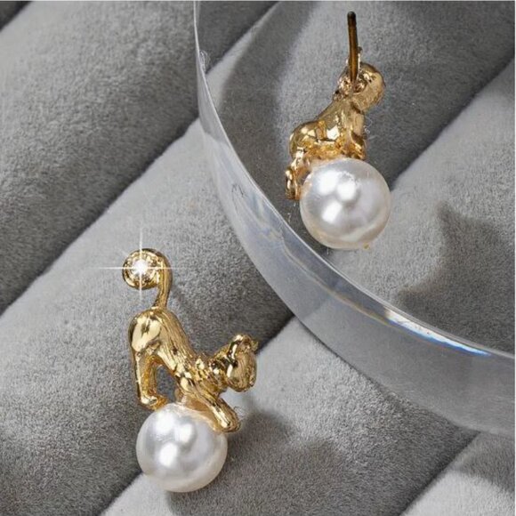 NEW Darling Kitty Cat 18K Gold Plated Pearl Stud Earrings - Picture 2 of 3